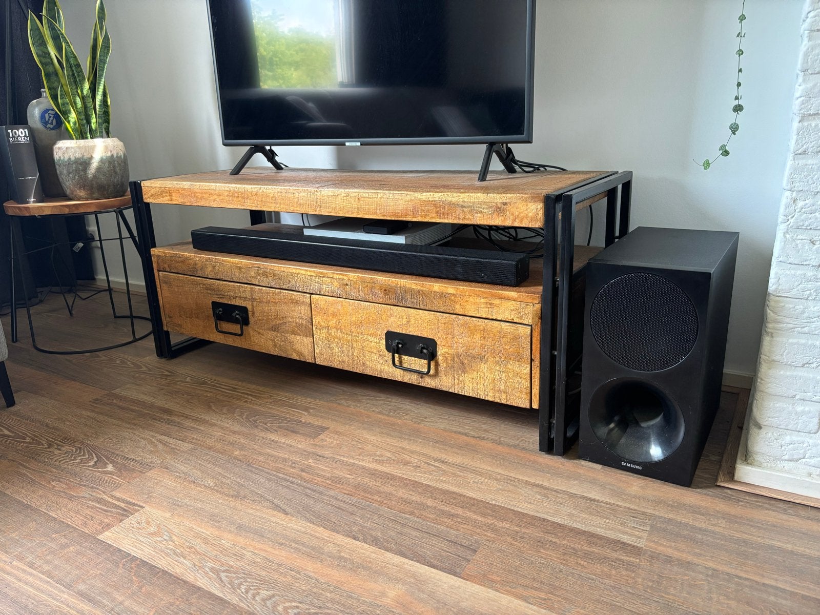 Industrieel TV meubel met opbergruimte mango hout, Huis en Inrichting, Kasten | Televisiemeubels, Ophalen, Gebruikt, 100 tot 150 cm