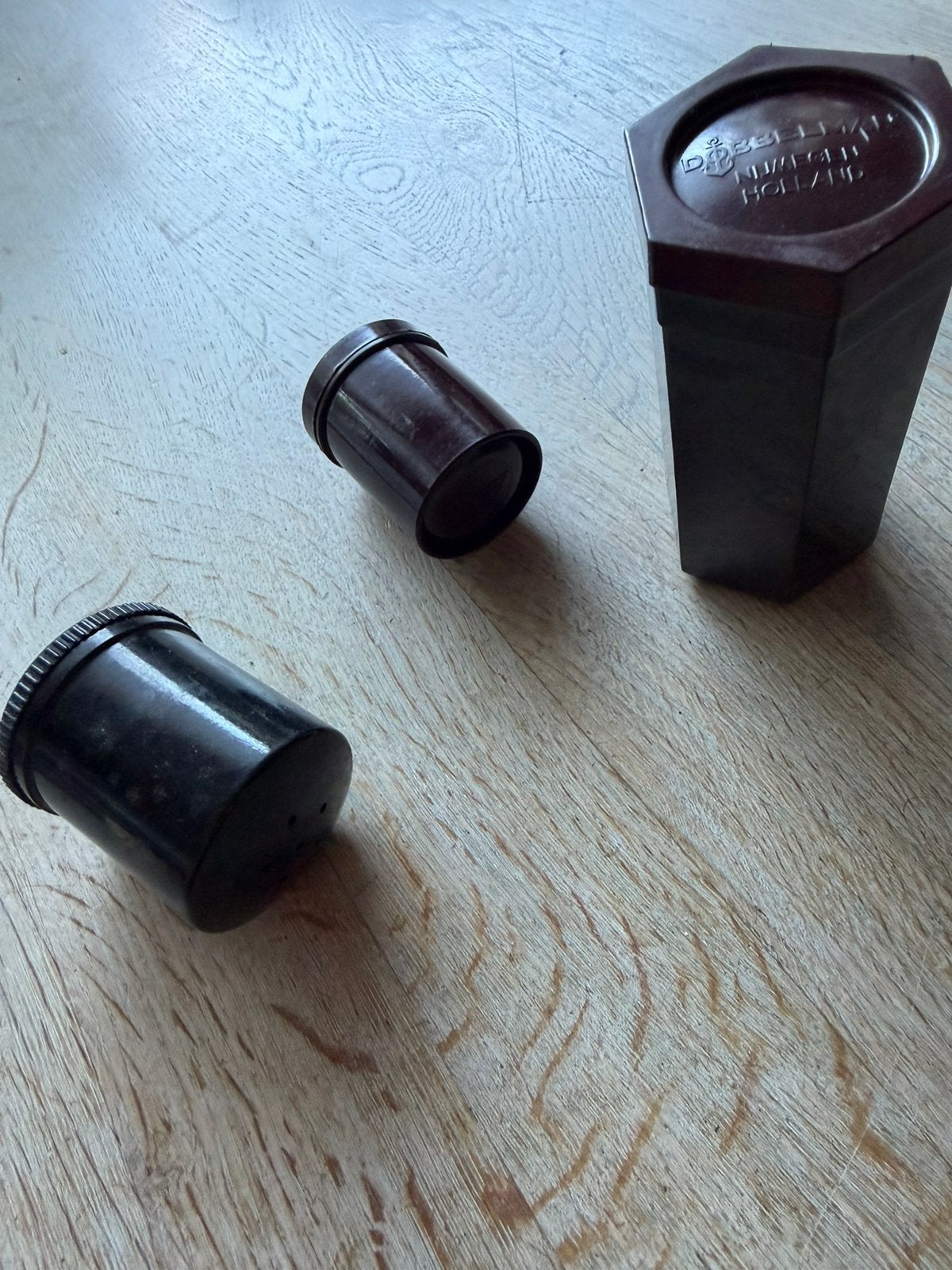 3 oude bakelieten kokertjes, Verzenden