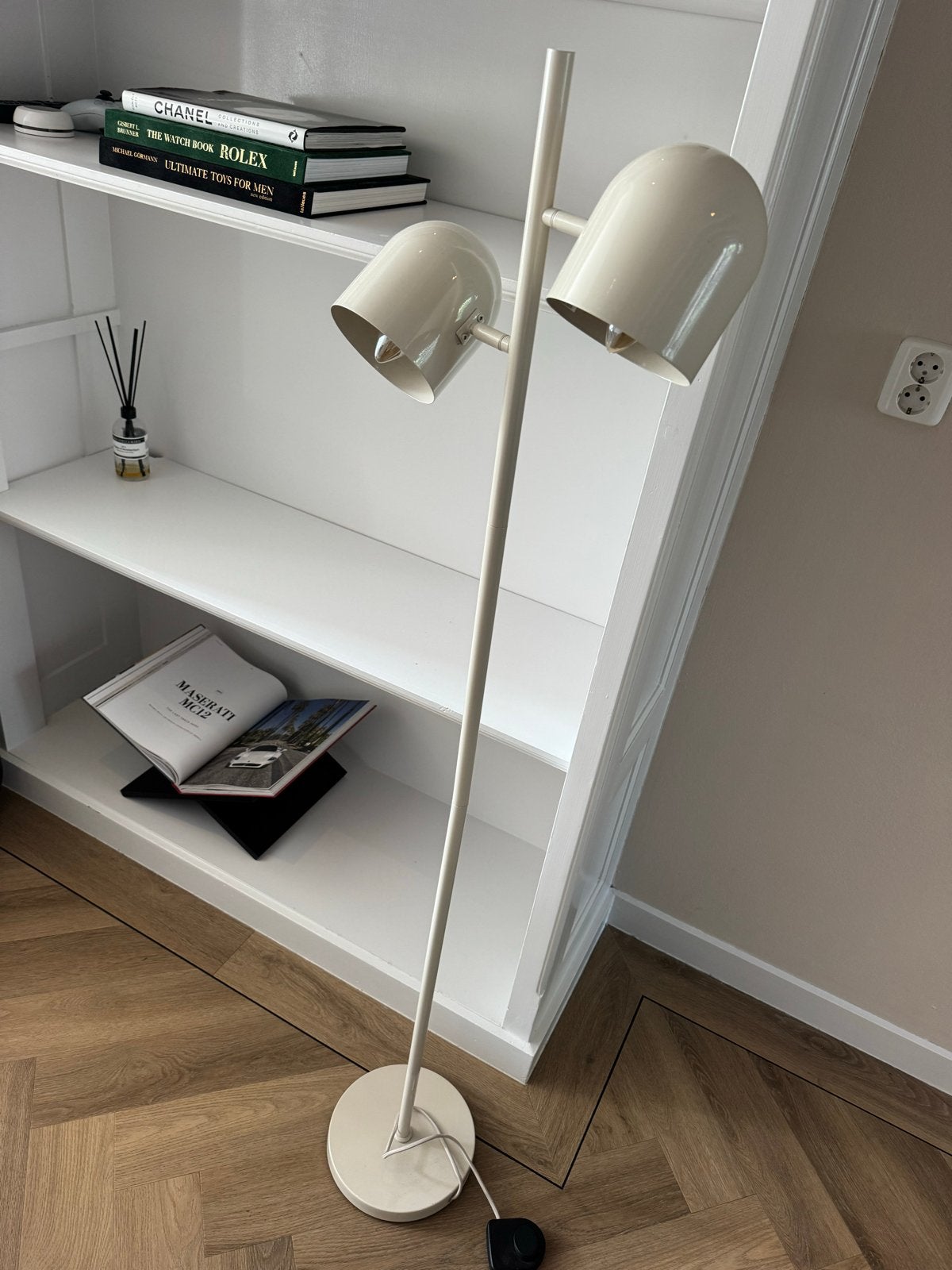 Moderne staande lamp met twee verstelbare spots, Ophalen, E14 (klein), Zo goed als nieuw, Metaal