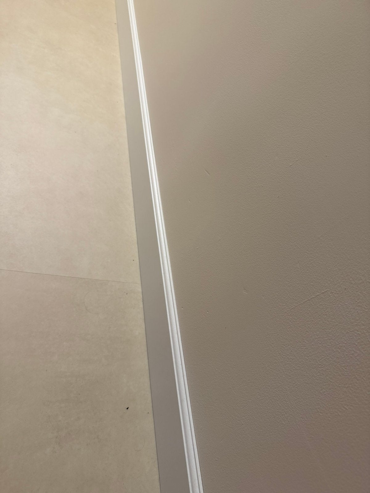 Gratis plint mat wit 1 hele nieuwe plint 2.40m in verpakking, Ophalen, Zo goed als nieuw, Mdf, 200 tot 250 cm