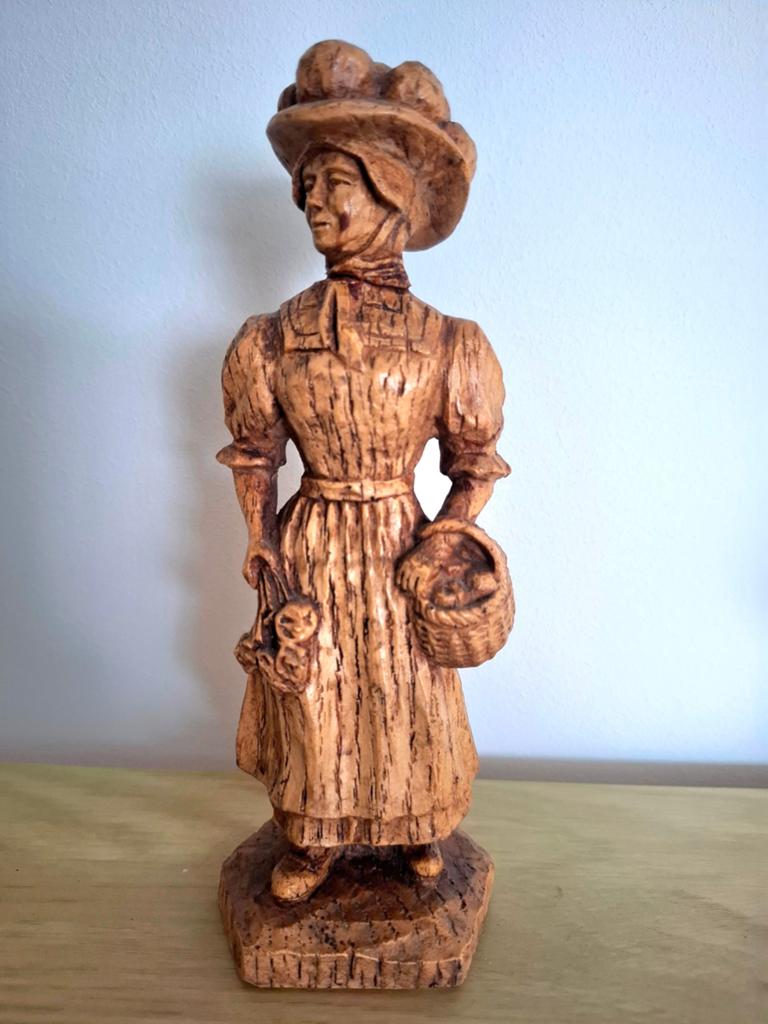 Houten Beelden: Herderin met Lam & Vrouw met Mand, Antiek en Kunst, Ophalen of Verzenden, Handgemaakt, 20 - 50 cm, Beeld