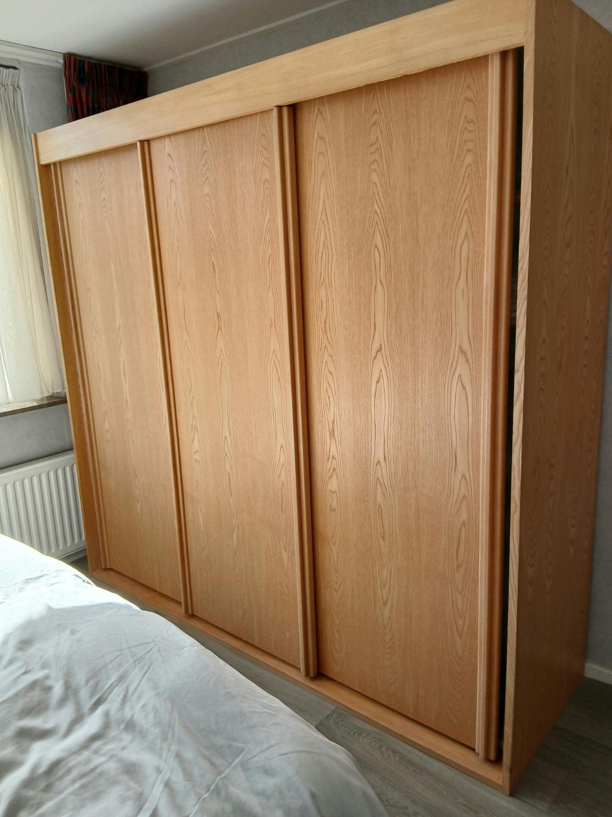 Ruime kledingkast met schuifdeuren, legplanken en hangruimte, Ophalen, Gebruikt, 200 cm of meer, Met plank(en)