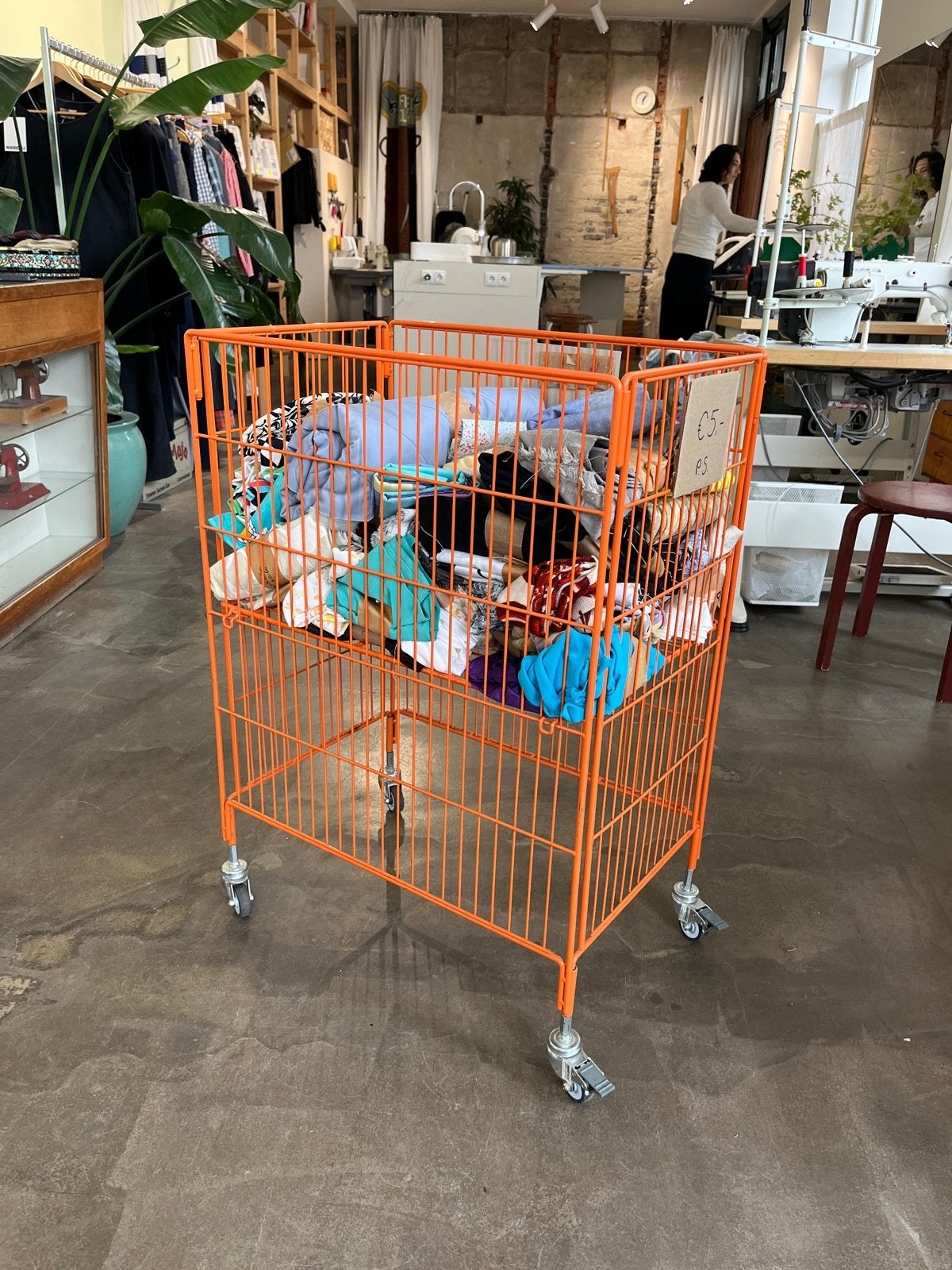 Oranje draadstalen trolley op wielen, Ophalen, Zo goed als nieuw