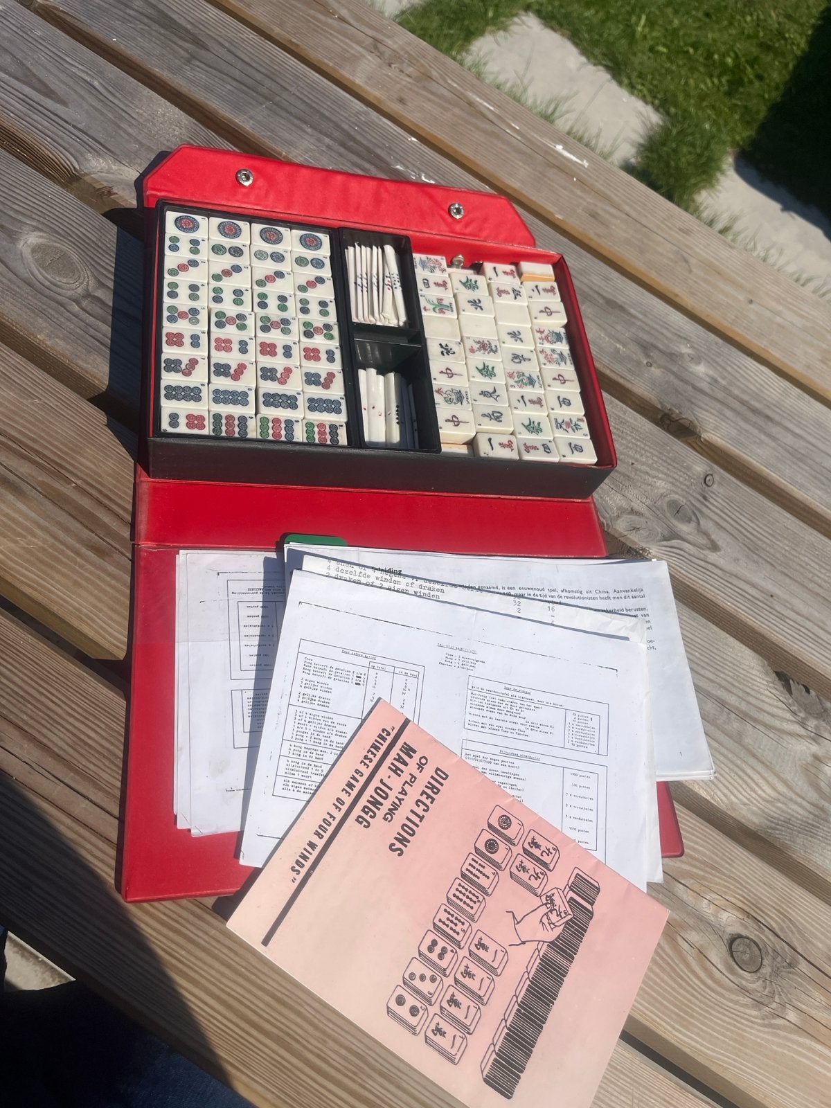 Mahjong spel in rode koffer - met handleiding, Hobby en Vrije tijd, Gezelschapsspellen | Bordspellen, Drie of vier spelers, Ophalen