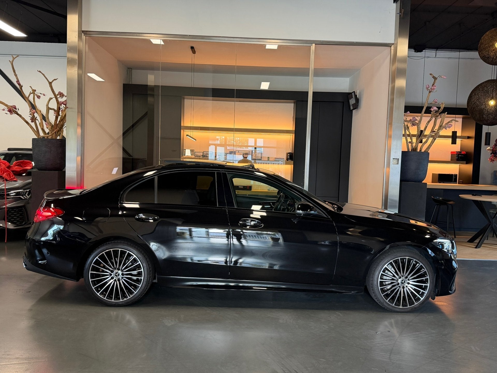 Mercedes-Benz C-klasse 180 AMG Night Pano Memory 360Cam. Dis, Dealer onderhouden, 4 cilinders, Zwart, Leder