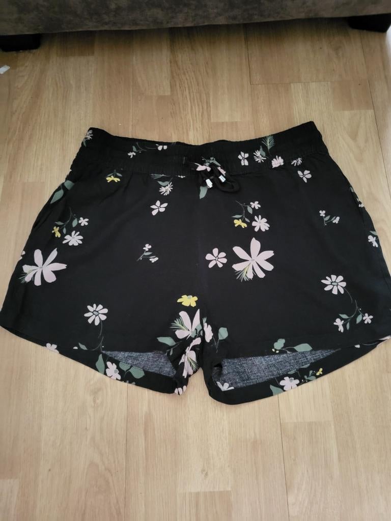 Kort zwart gebloemd broekje jdy maat 38, Kleding | Dames, Broeken en Pantalons, Maat 38/40 (M), Kort, Zwart, Ophalen of Verzenden