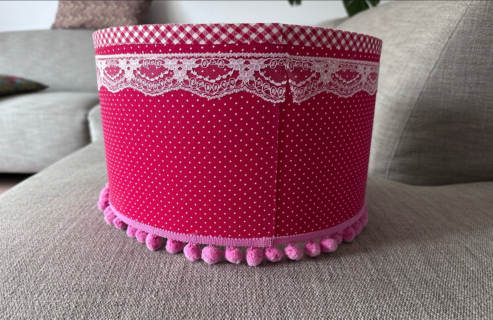 Puntgave rode lampenkap met stipjes en kant, Rond, Ophalen of Verzenden, Zo goed als nieuw, Textiel