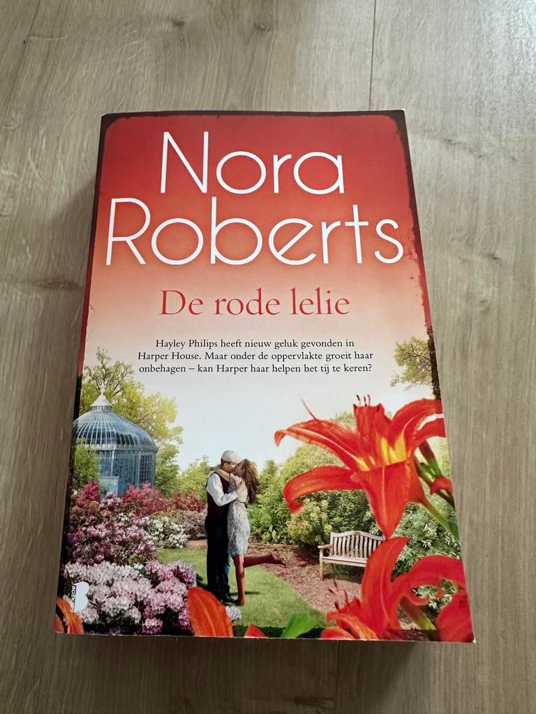 Nora Roberts - De rode lelie (roman), Ophalen of Verzenden, Gelezen, Nederland