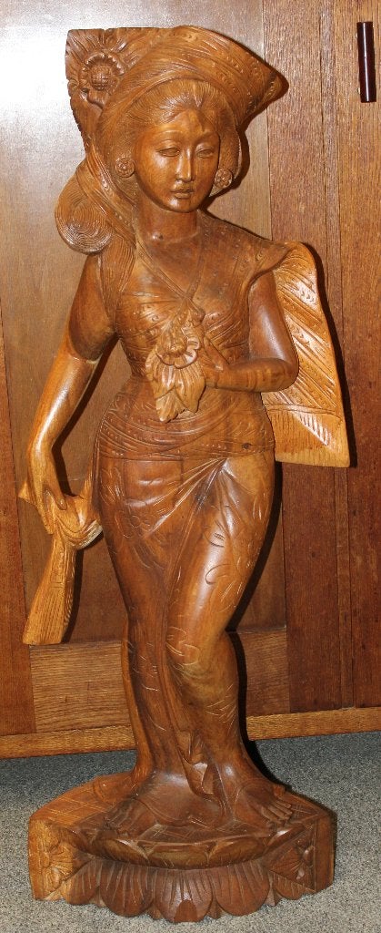 Handgesneden houten beeld van een Balinese vrouw, Verzenden, Gepatineerd, 1 meter - 2 meter, Beeld