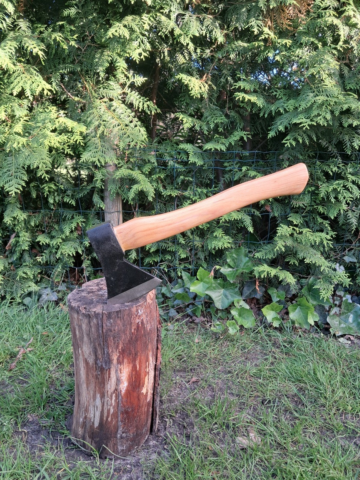 Handbijl met houten steel en beschermhoes, Verzenden, Zo goed als nieuw