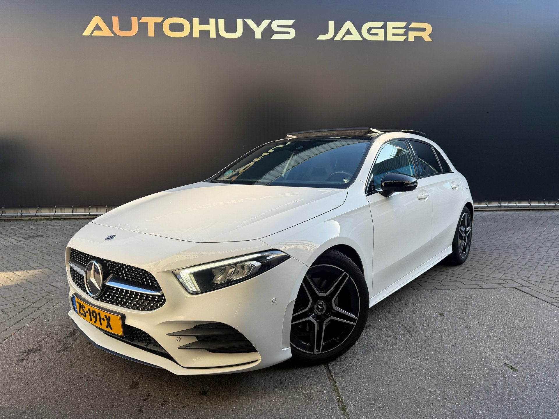 Mercedes-Benz A-klasse 180 Business Solution AMG Night Upgra, 136 pk, Gebruikt, 4 cilinders, Wit