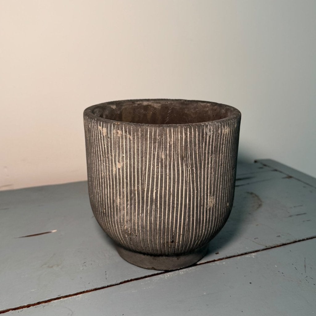 Grijze bloempot - Ribbel structuur, Rond, Ophalen of Verzenden, Zo goed als nieuw, Aardewerk