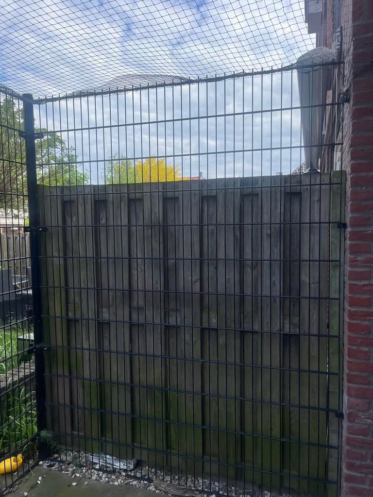 Hekwerk kooi met sluis, 25m x 2.40m, ook bovenaan dicht, Ophalen, Met poort, Gebruikt, Gaashekwerk
