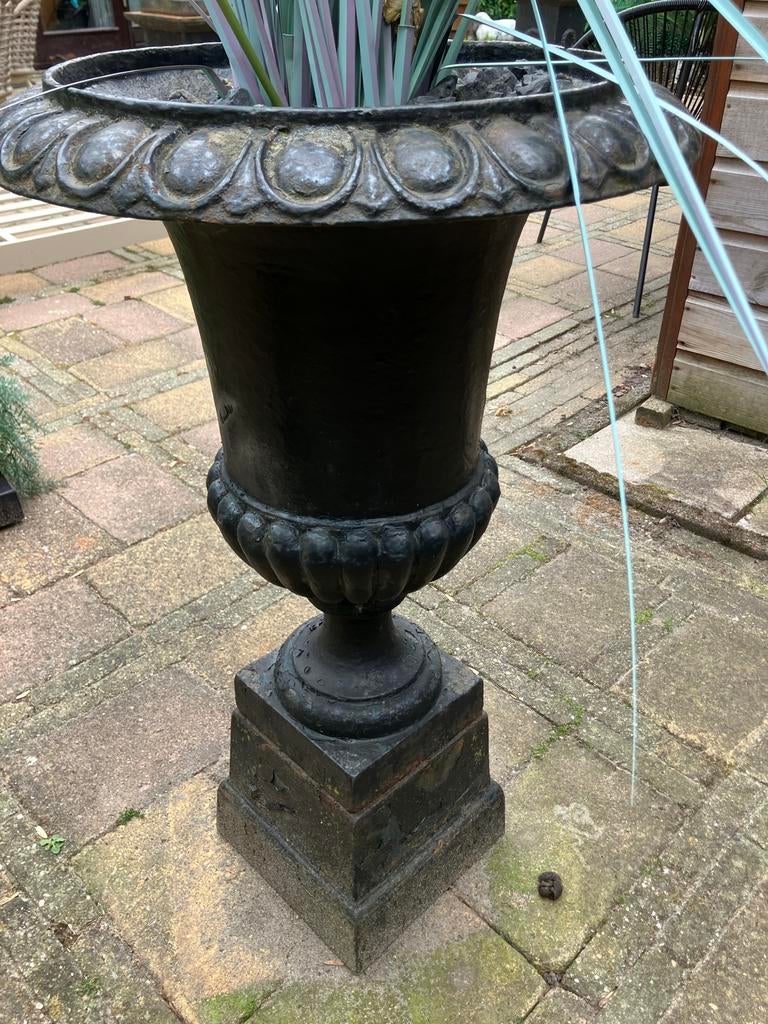Set van 3 gietijzeren potten, twee met sokkel, Tuin en Terras, Bloempotten, Gebruikt, 40 cm of meer, Rond, Ophalen of Verzenden