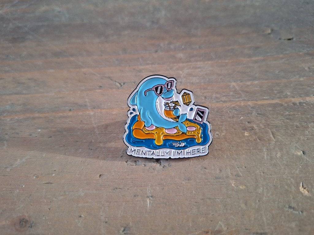 1 pin van dolfijn met de tekst - Mantally i'm here - te koop, Verzamelen, Speldjes, Pins en Buttons, Ophalen of Verzenden, Nieuw