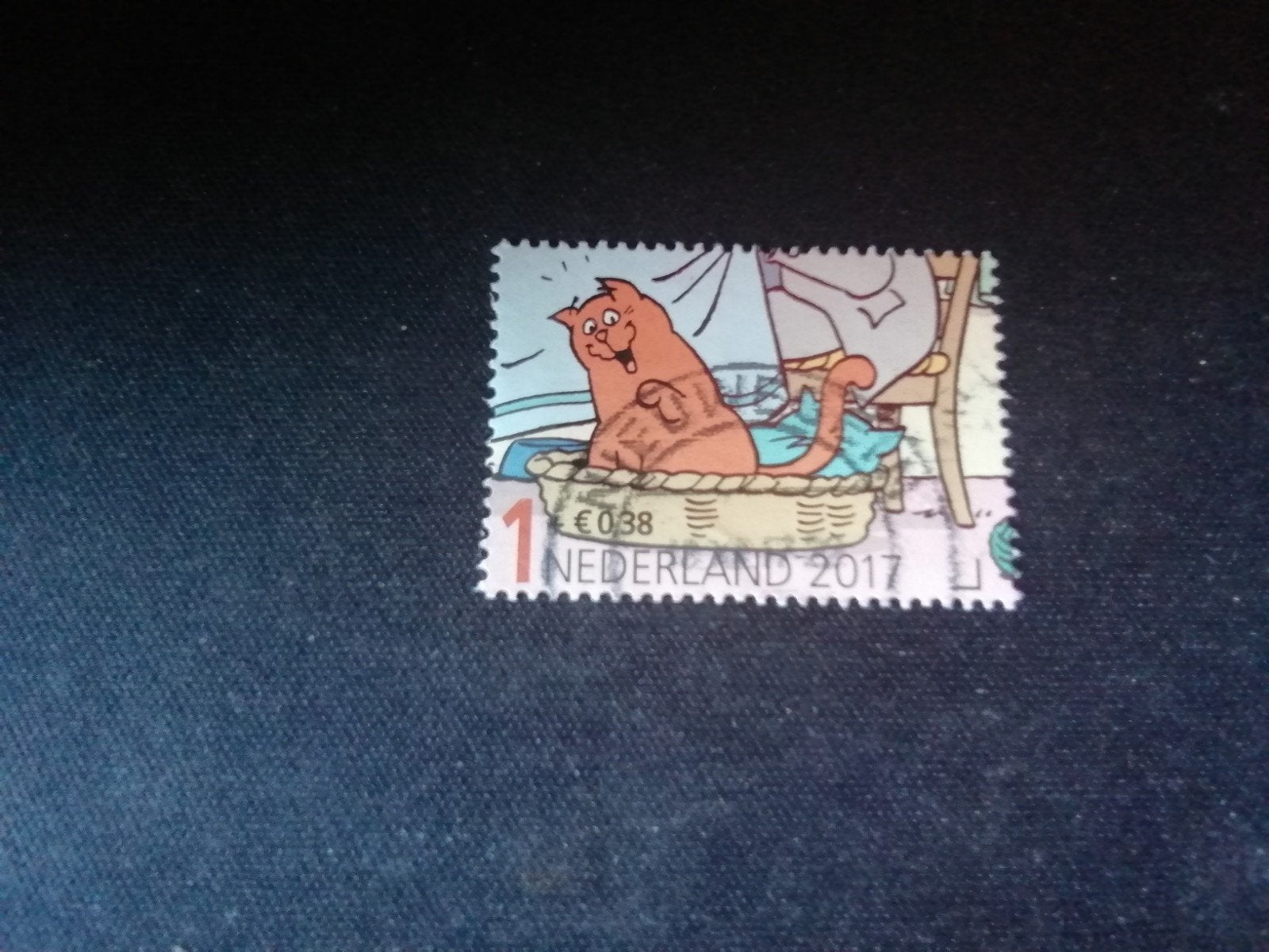 40 NEDERLAND KAT IN DE MAND GESTEMPELD, Ophalen of Verzenden, Na 1940, Gestempeld