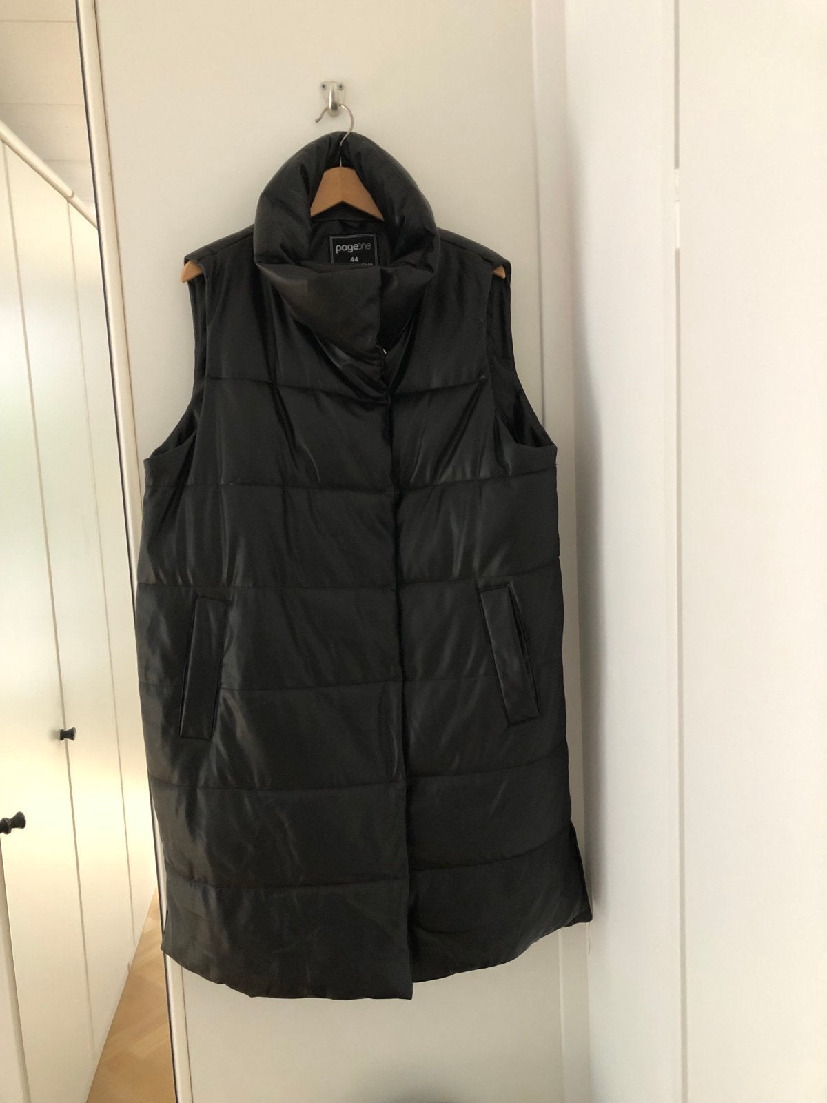 Lange zwarte bodywarmer - Page One - Maat 44, Ophalen of Verzenden, Zo goed als nieuw, Maat 42/44 (L), Zwart