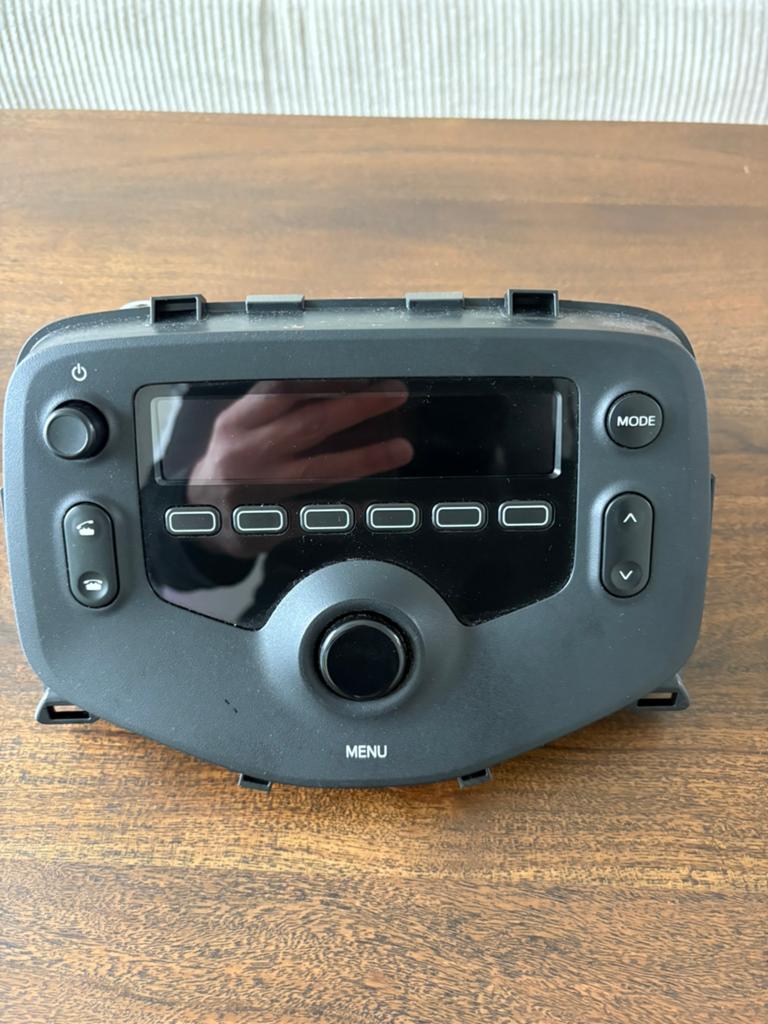 Originele auto radio Toyota Aygo / Citroën C1 / Peugeot 108, Auto diversen, Ophalen of Verzenden, Zo goed als nieuw