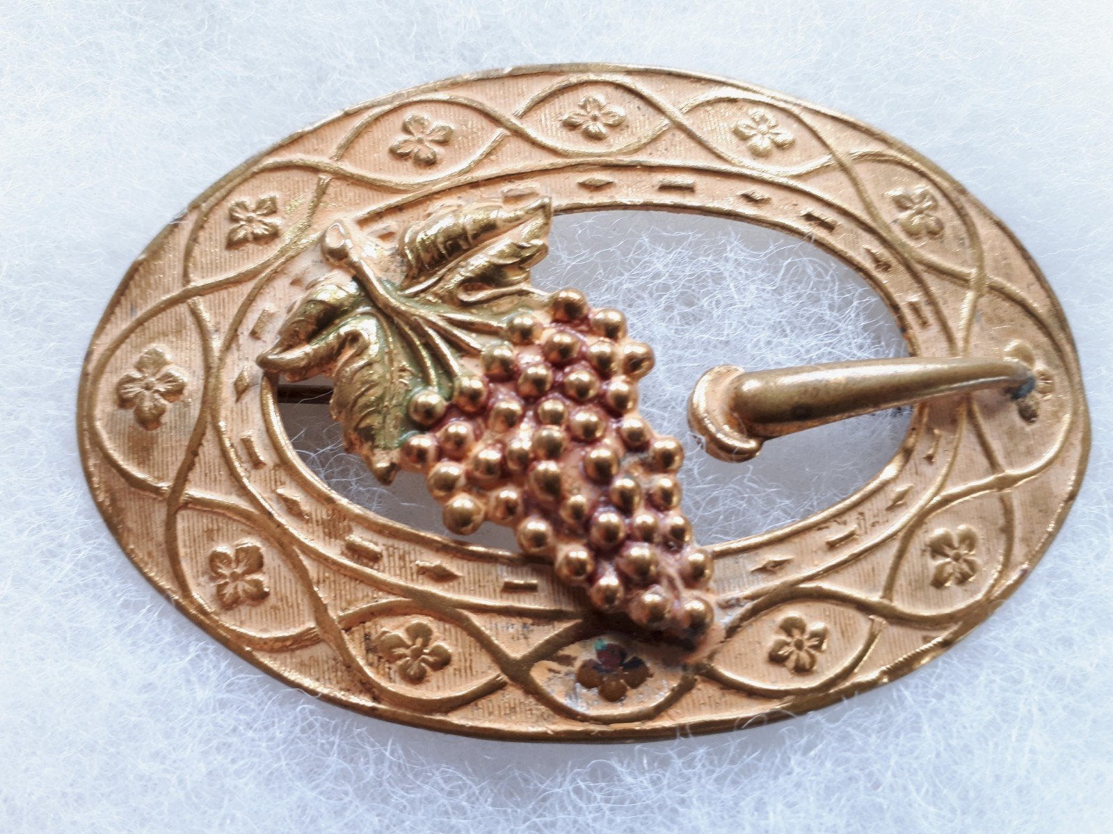 Grote Antieke Broche in Gespmodel met Druiven., Ophalen of Verzenden, Overige materialen, Broche, Verguld