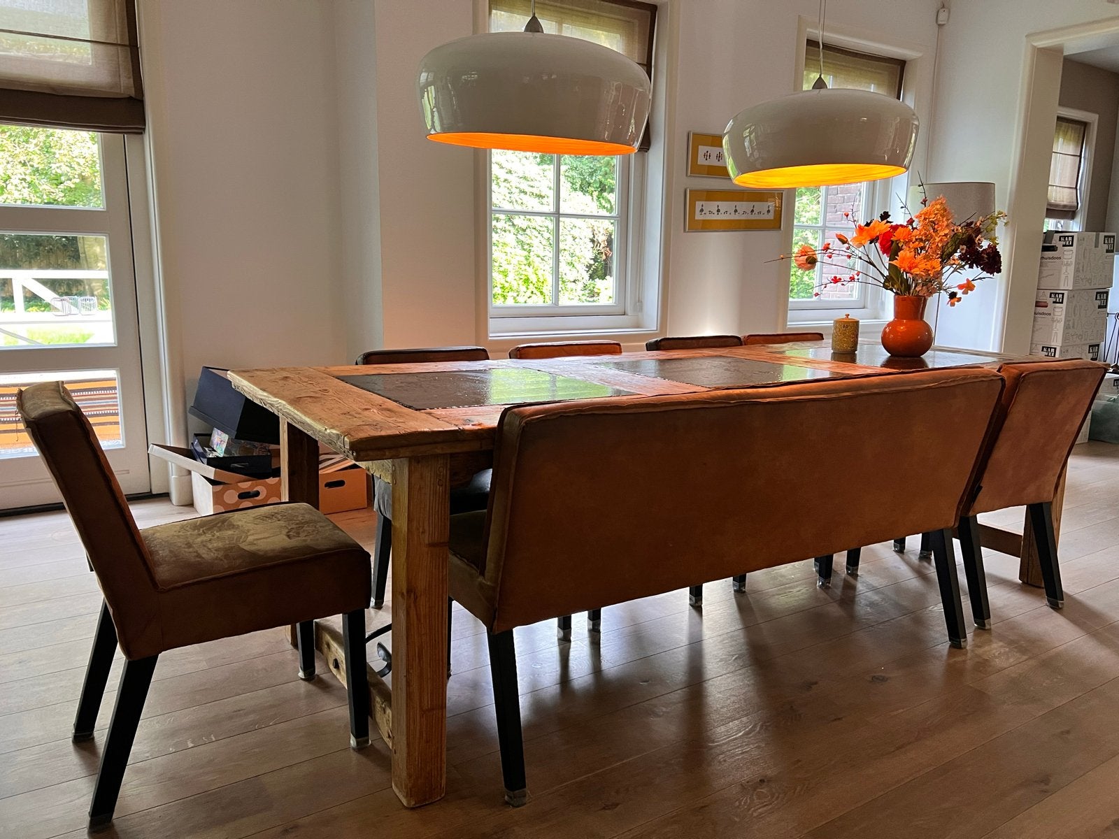 Foto 4 van Grote houten eettafel met natuursteen en 7 zitplaatsen