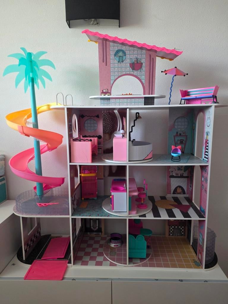LOL Surprise Poppenhuis Groot met Glijbaan en Lift, Ophalen, Zo goed als nieuw, Poppenhuis