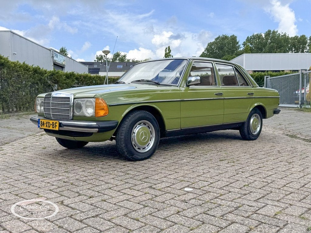 Mercedes-benz 200 200D   - ONLINE AUCTION, Auto's, Oldtimers, 60 pk, Mercedes-Benz, Bedrijf, Sedan