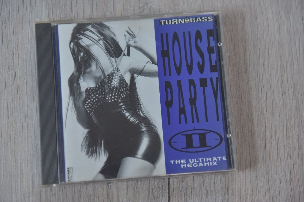 TURN UP THE BASS HOUSE PARTY 2 --- THE ULTIMATE MEGAMIX, Cd's en Dvd's, Cd's | Dance en House, Verzenden, Zo goed als nieuw, Dance Populair