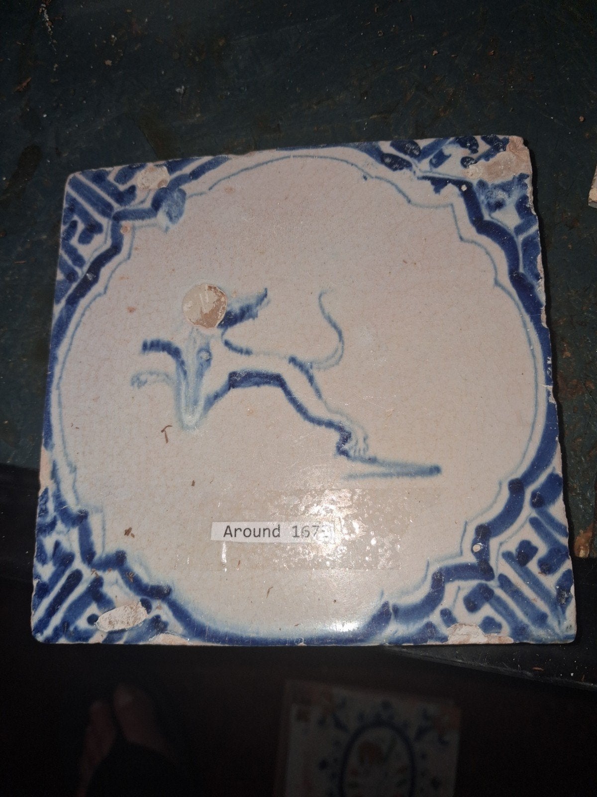 Antieke Delftse Tegel met Hert - Circa 1670, Antiek en Kunst, Ophalen of Verzenden