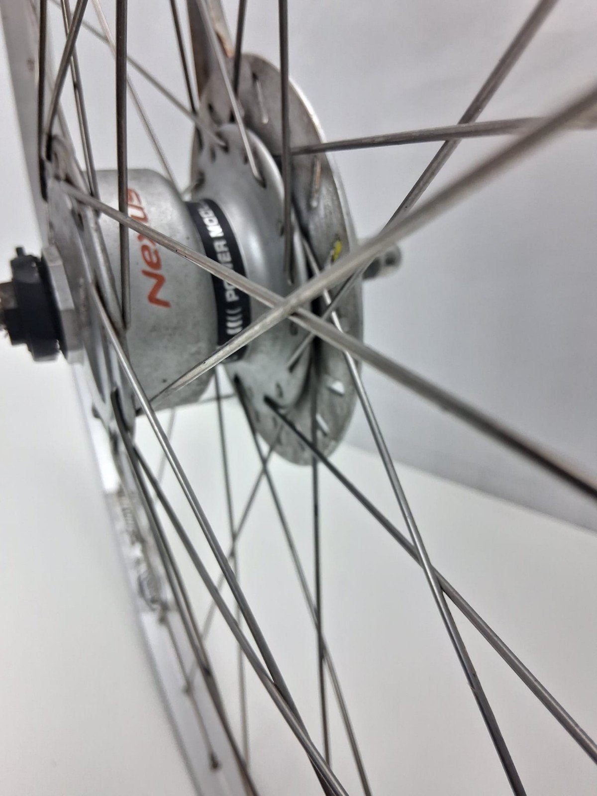 Voorwiel 26" Naafdynamo rollerbrake

Net voorwiel 26" voorzi, Fietsen en Brommers, Ophalen of Verzenden