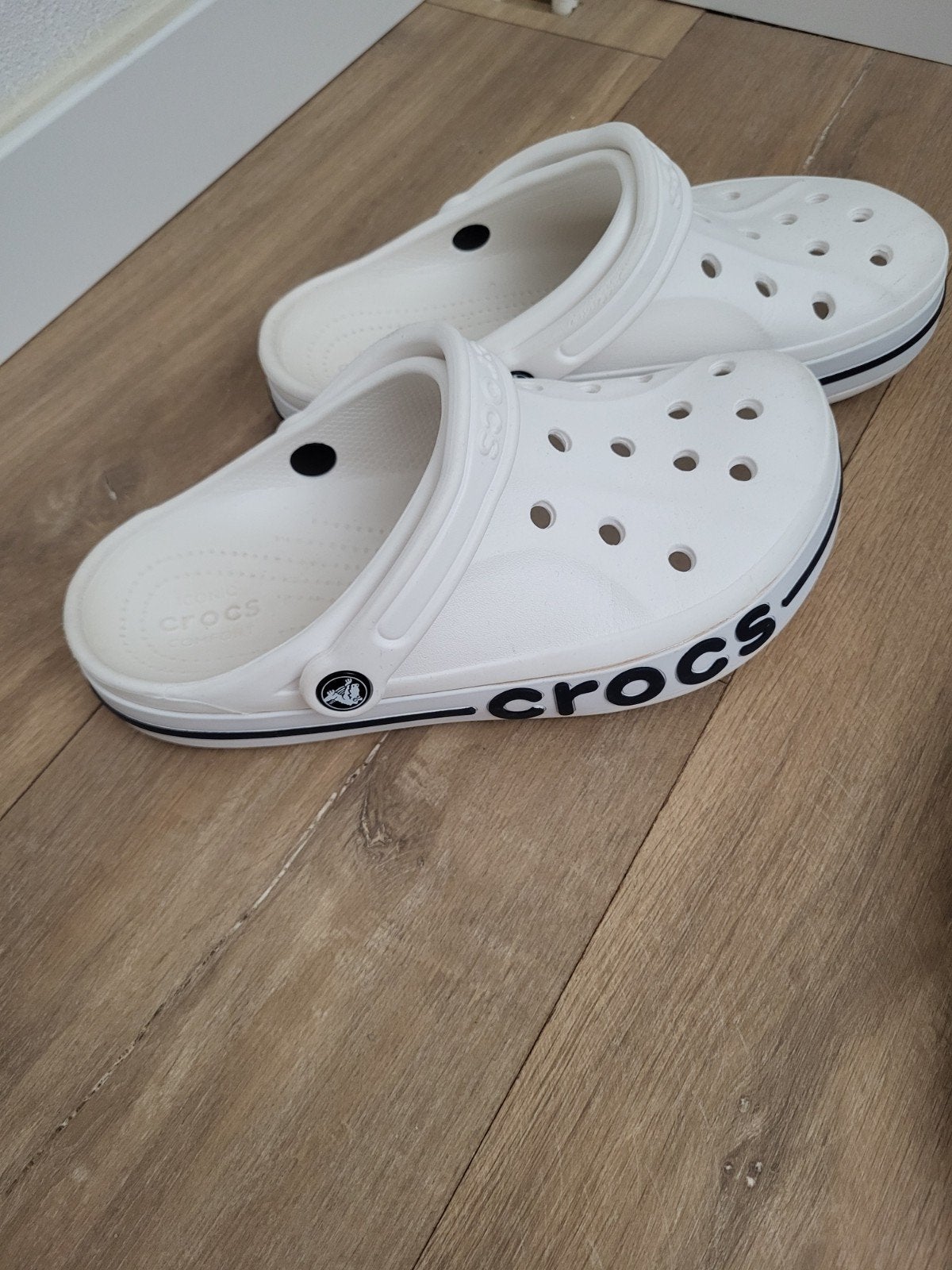Witte Crocs - Maat 39/40 - Weinig gebruikt, Kleding | Dames, Schoenen, Slippers, Wit, Ophalen of Verzenden, Zo goed als nieuw