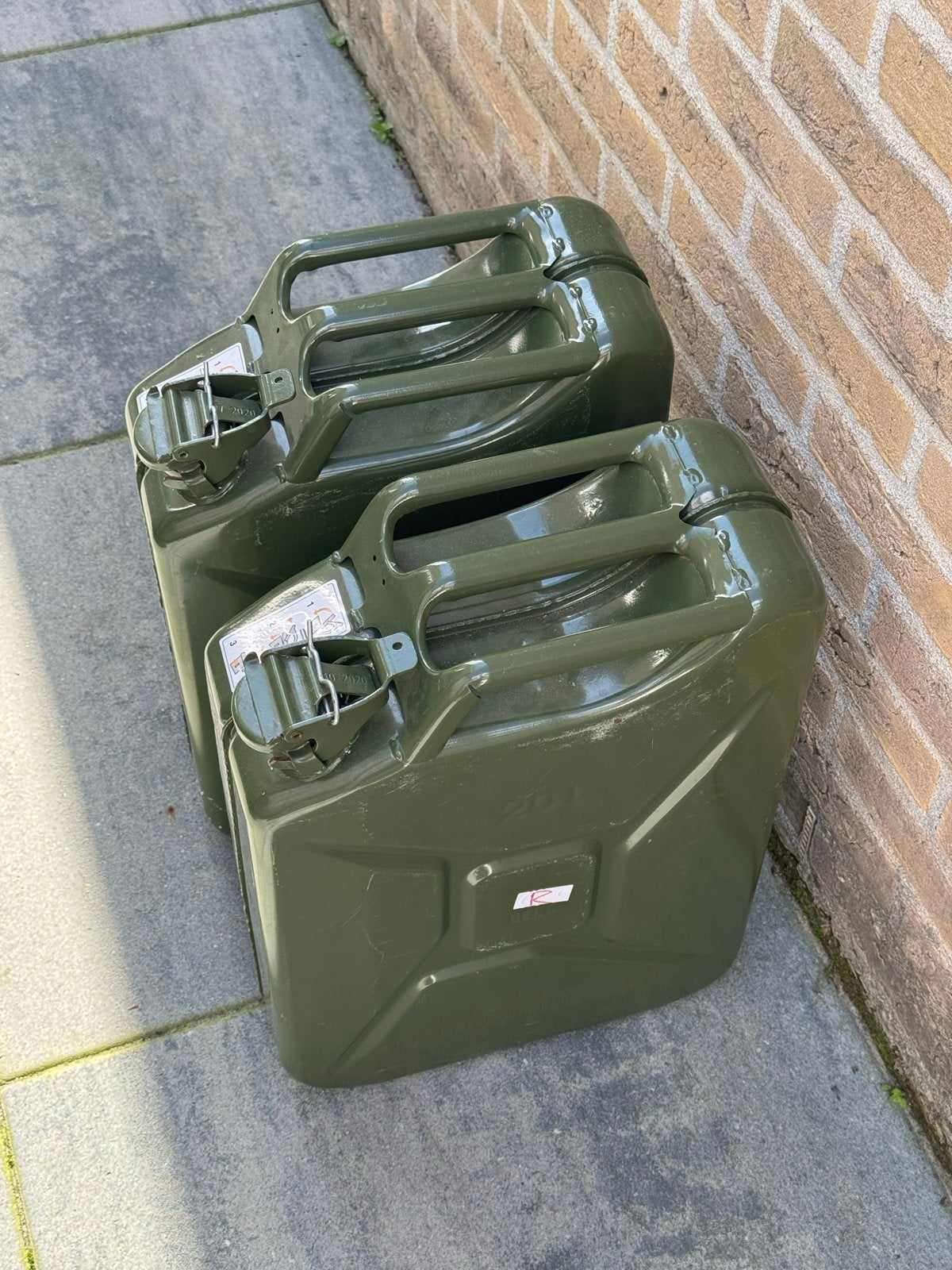 2x Legergroene Jerrycans - 20 Liter Metaal, Auto diversen, Ophalen