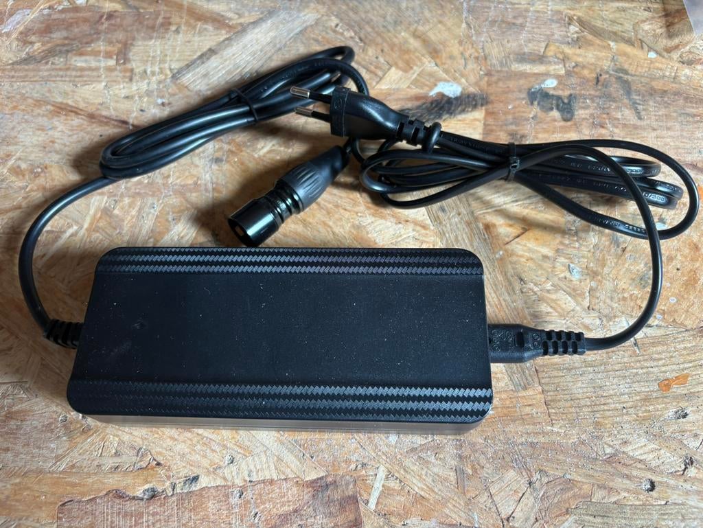 Oplader elektrische fiets 42.0v 2.0a XLR 4 pin, Fietsen en Brommers, Ophalen of Verzenden, Nieuw