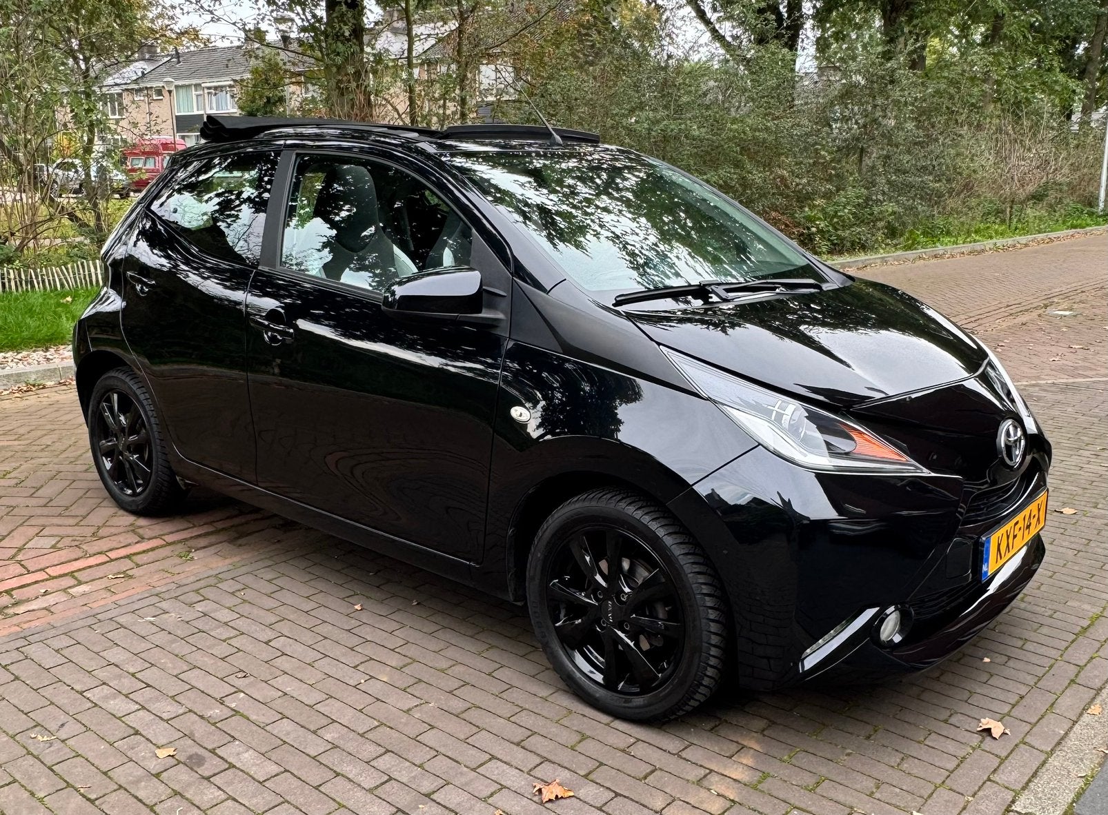 Toyota Aygo VVT-i x-Wave cabrio Pano Camera nwe APK dealer, Voorwielaandrijving, Dealer onderhouden, Stof, Zwart