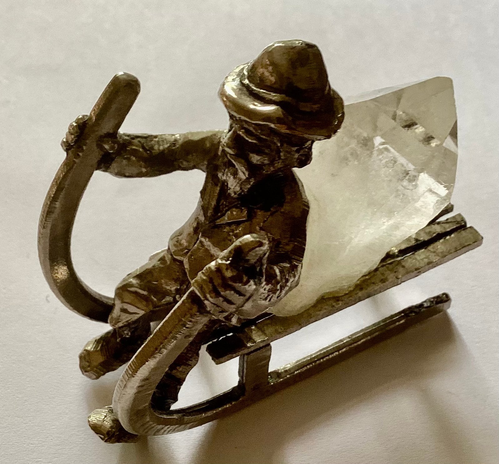 Tinnen miniatuurbeeldje: Man op slee met bergkristal., Ophalen of Verzenden