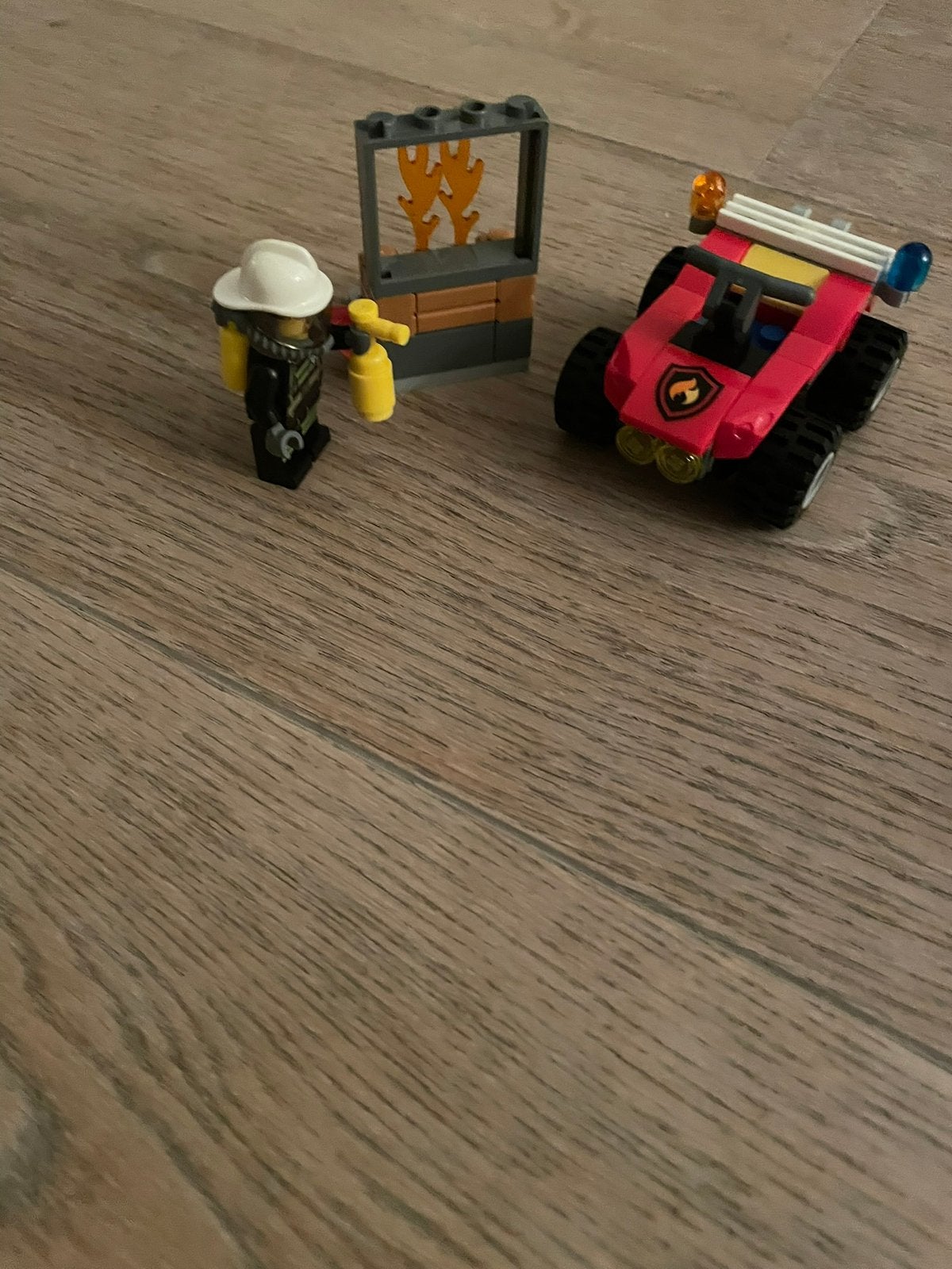 60105 Lego brandweerman met brandweerauto en vuur, Gebruikt, Lego, Ophalen of Verzenden, Complete set