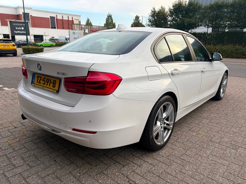BMW 3-serie 318i Luxury, Cruise, Clima, PDC, LED, Stoelv. 18, 12 maanden, Gebruikt, Euro 6, Wit