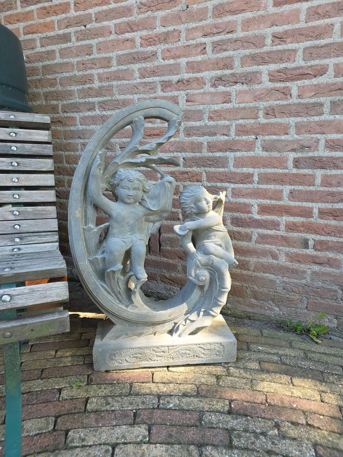 Decoratief tuinbeeld met engeltjes - 75 cm hoog, Antiek en Kunst, Kunst | Beelden en Houtsnijwerken, Ophalen, Overige onderwerpen