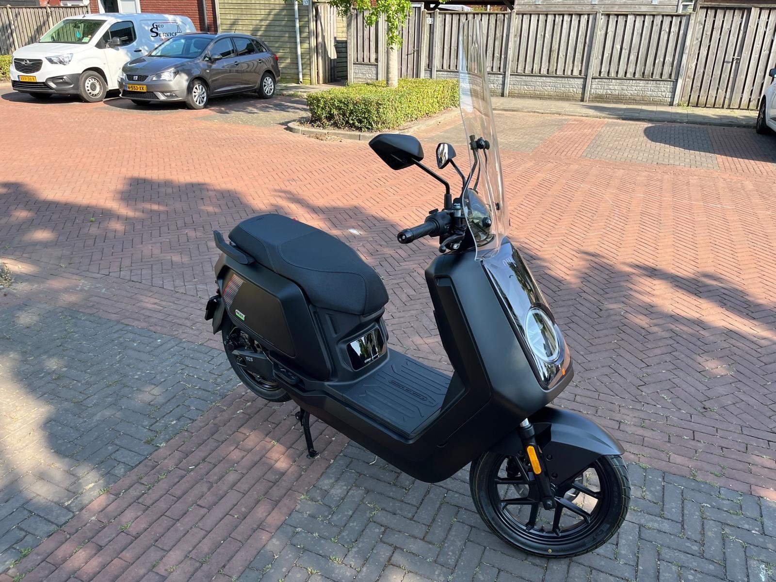 Niu NQiX 150 Black Legend Elektrische Scooter, Fietsen en Brommers, Snorfietsen en Snorscooters, Ophalen, Zo goed als nieuw, Elektrisch