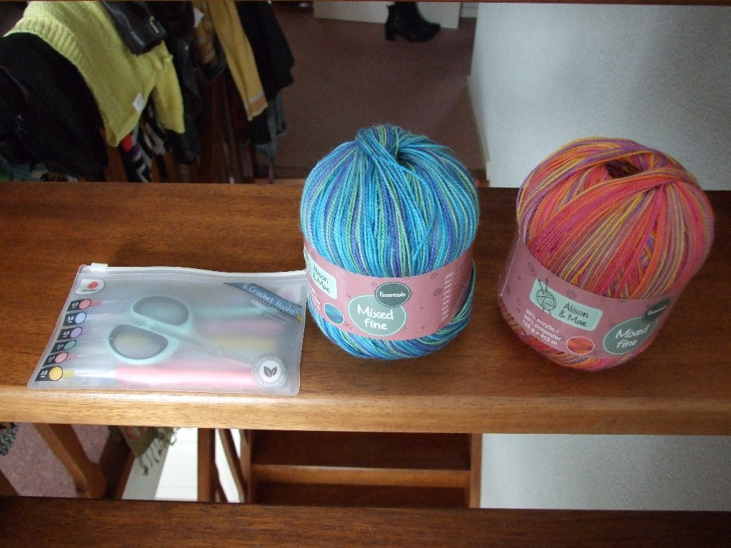 Setje van 6 haaknaalden en bolletjes garen, Hobby en Vrije tijd, Ophalen of Verzenden, Nieuw, Breien of Haken, Wol of Garen