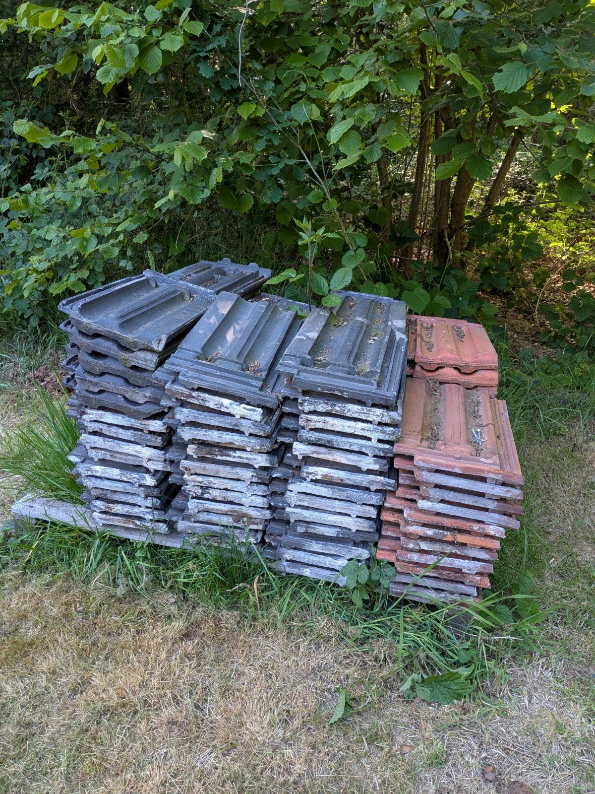Gratis dakpannen ong 100 stuks, Ophalen, Gebruikt, Steen of Klei, 15 m² of meer