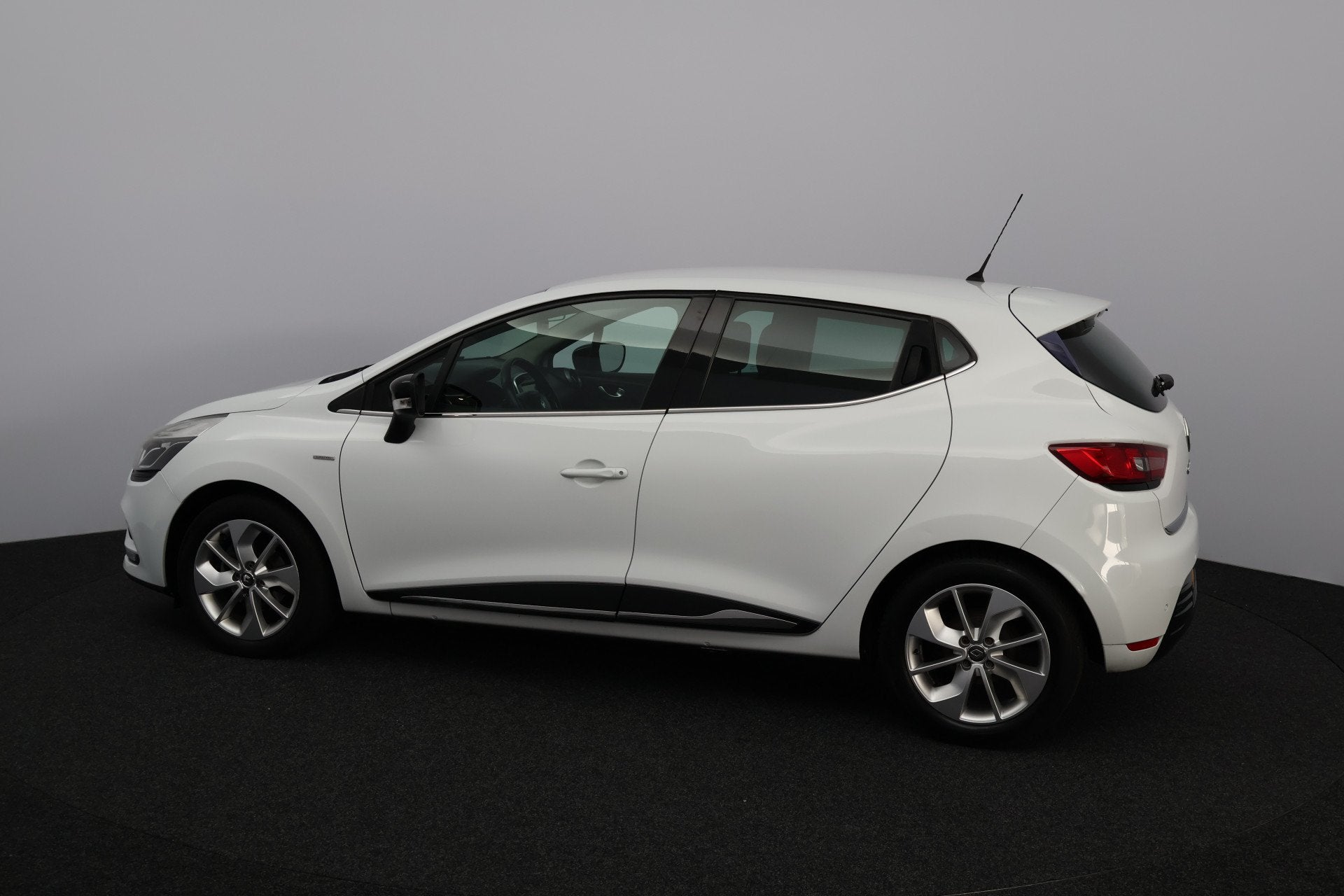 Renault Clio 0.9 TCe Limited/ Trekhaak/ 16'' LMV/ DAB+/ Navi, Voorwielaandrijving, 898 cc, Stof, Gebruikt
