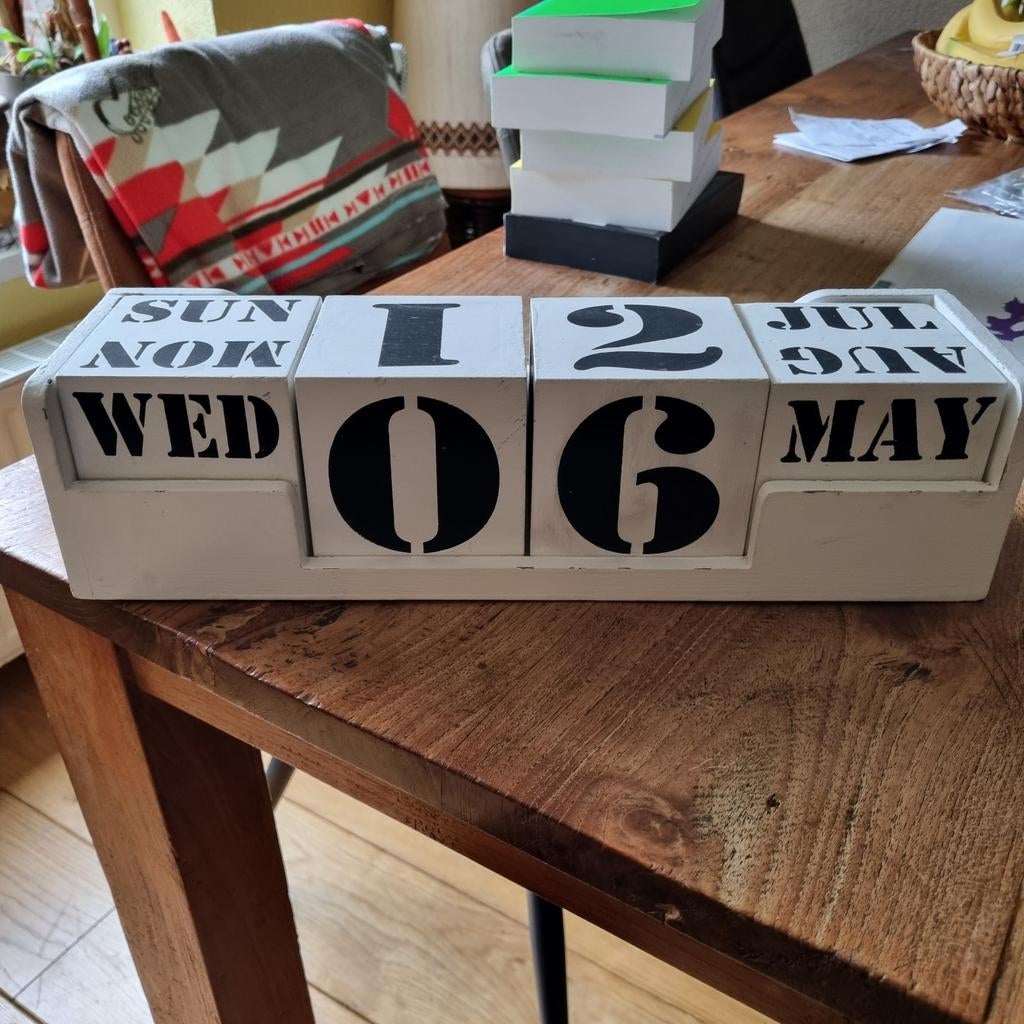 Houten kalender, Ophalen, Dagkalender