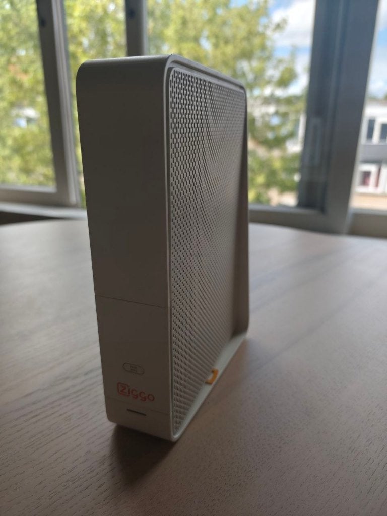 Ziggo Connectbox CH7465LG-ZG, Computers en Software, Ophalen of Verzenden, Zo goed als nieuw, Router met modem, Ziggo