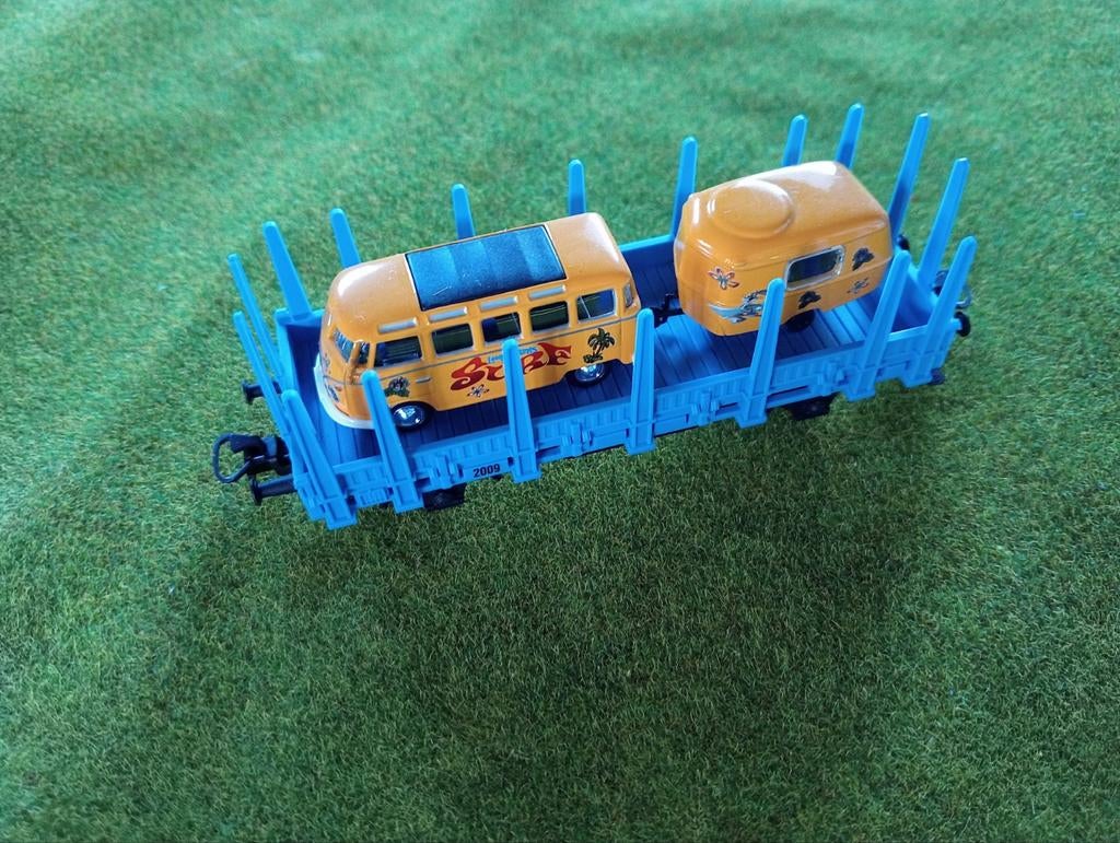 Spoorwagon met twee Volkswagen busjes, Overige merken, Gebruikt, 1:50 of kleiner, Overige typen