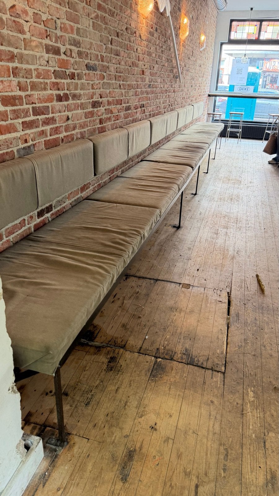 Gratis af te halen: lange stalen horecabank met kussens, Huis en Inrichting, Gebruikt, 300 cm of meer, 75 tot 100 cm, Ophalen of Verzenden