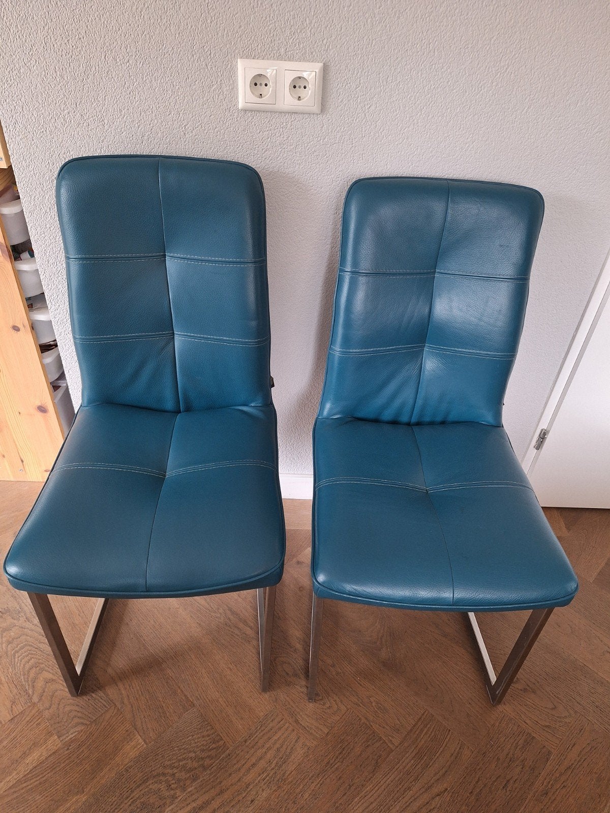 Twee leren stoelen van Henders&Hazel in Petrol, Ophalen, Zo goed als nieuw, Blauw, Twee