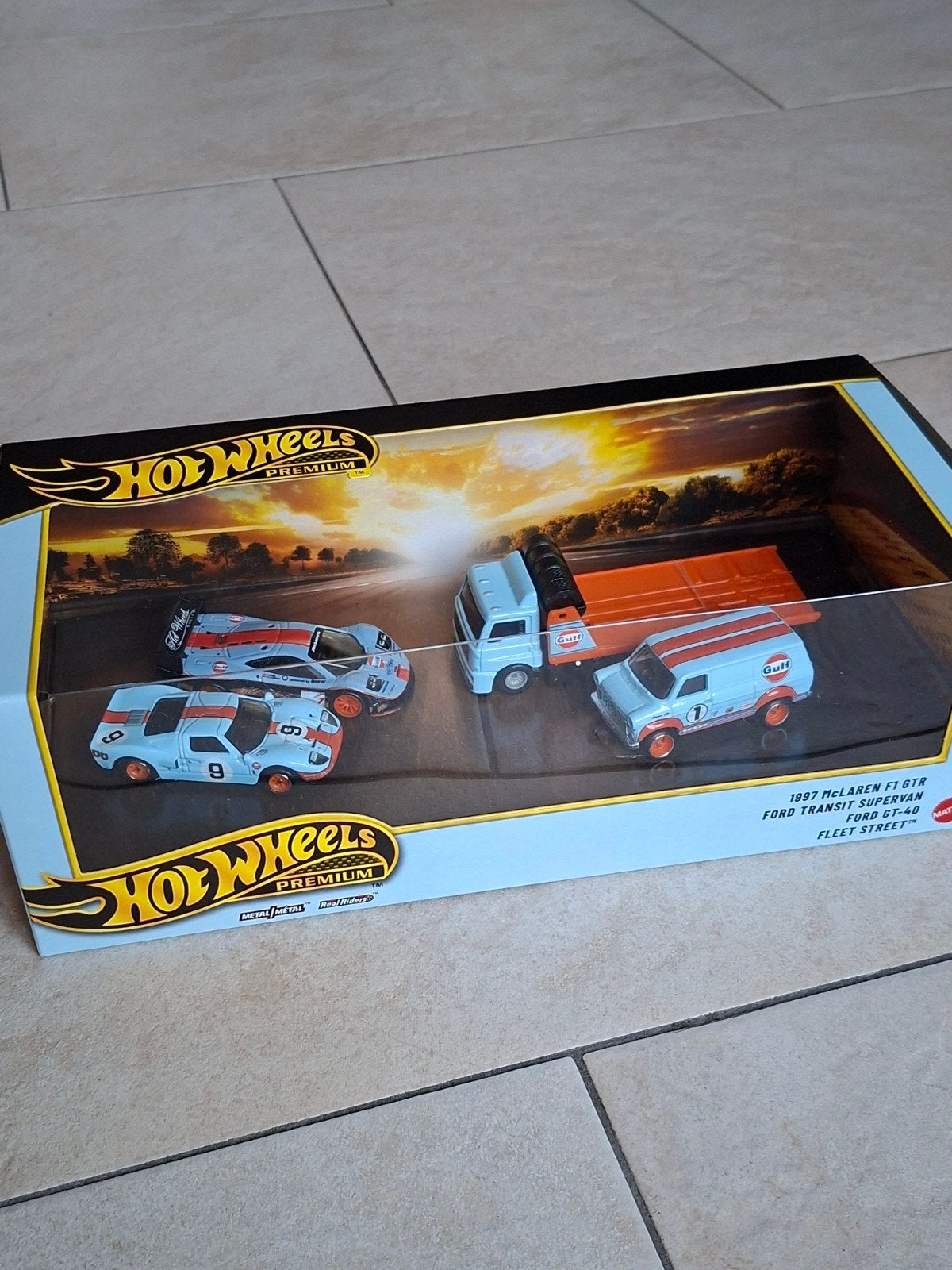 Hot Wheels Premium Gulf Set: McLaren F1 GTR & Ford Transit, Hobby en Vrije tijd, Ophalen of Verzenden, Nieuw, Auto