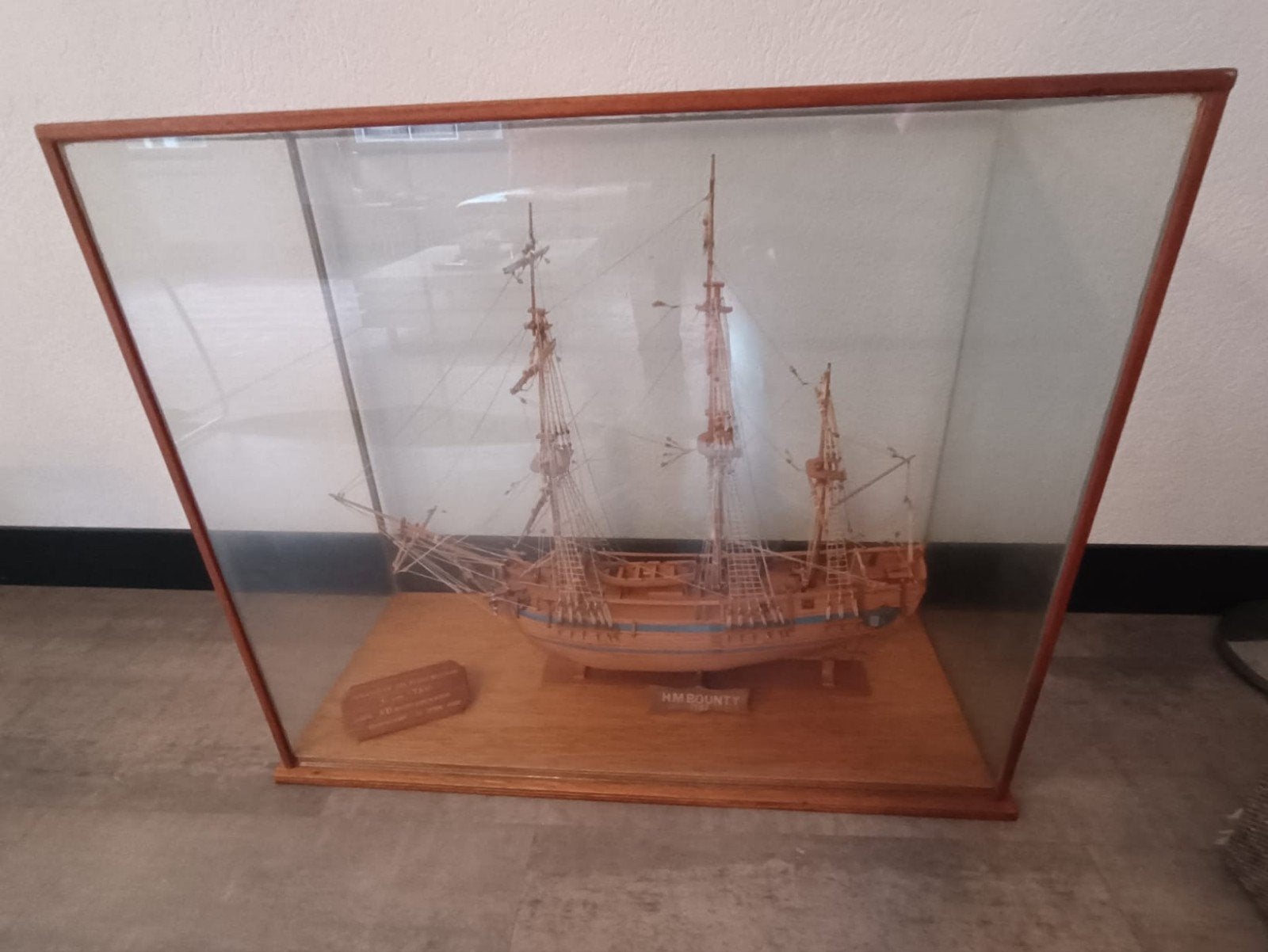 Gedetailleerd scheepsmodel H.M. Bounty 1787 in vitrine, Ophalen, Nieuw, Groter dan 1:32, Overige merken
