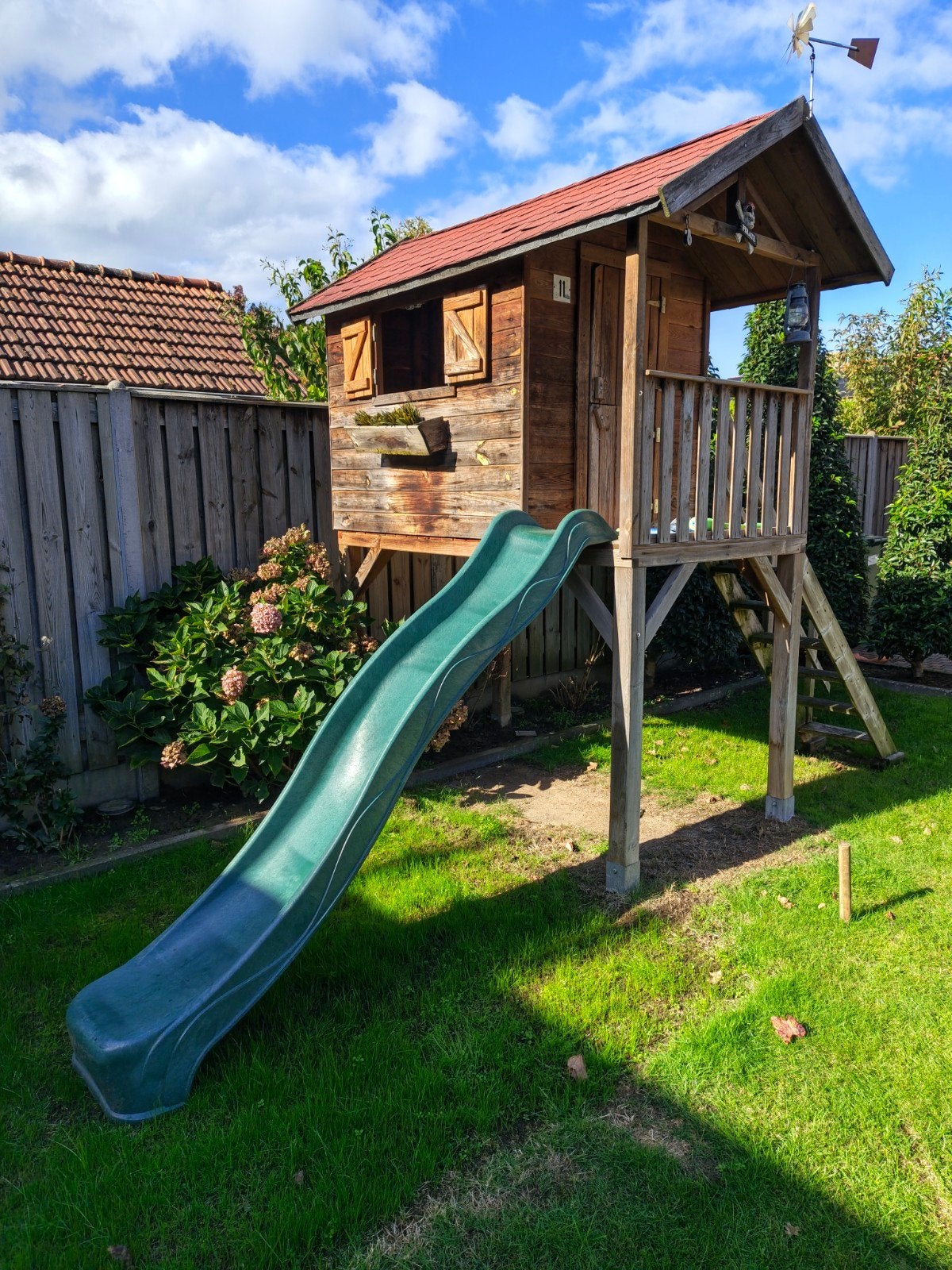 Speelhuisje met trap en glijbaan, Ophalen, Zo goed als nieuw, Glijbaan