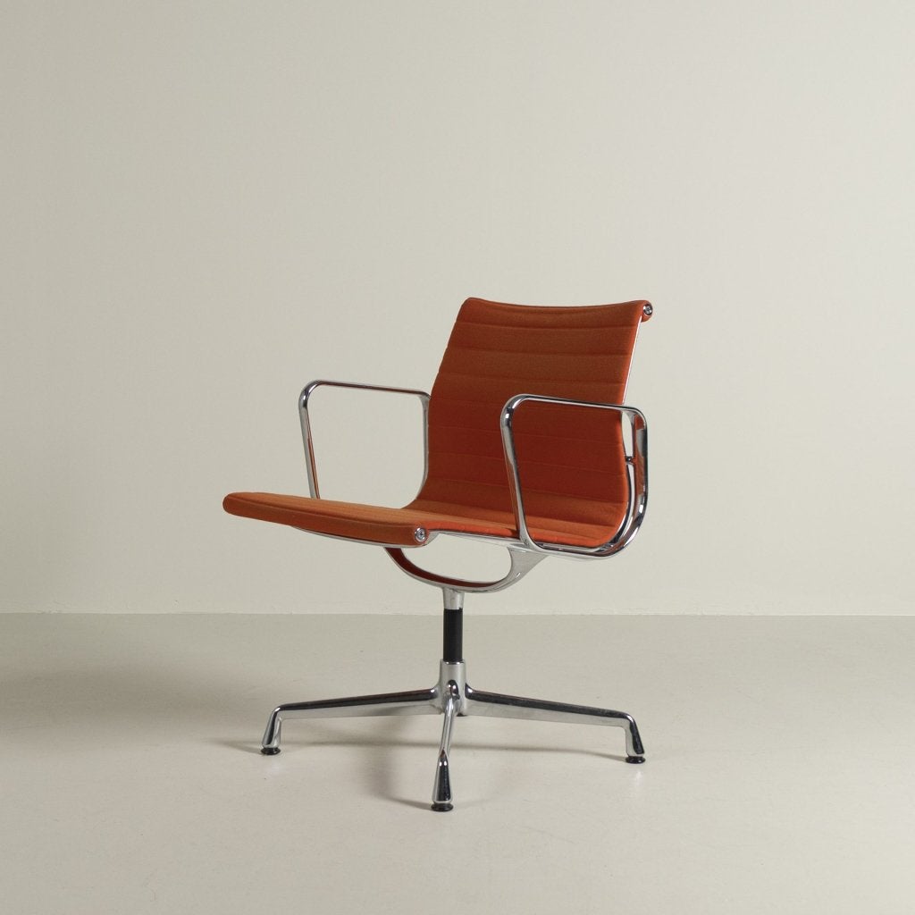 Vitra Eames EA 108 Stoel Oranje Hopsak – Chroom, Vitra, Zo goed als nieuw, Niet ingevuld, Niet ingevuld